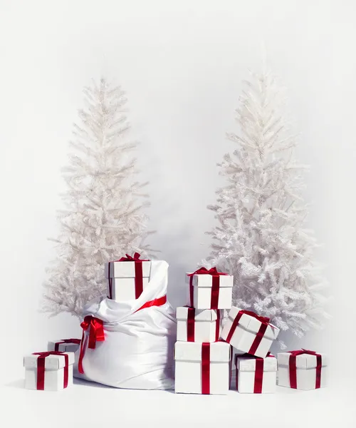 Χριστουγεννιάτικα δέντρα με σωρό από δώρων κουτιά — Φωτογραφία Αρχείου