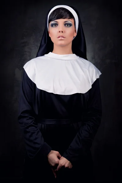 Retrato de monja atractiva joven — Foto de Stock