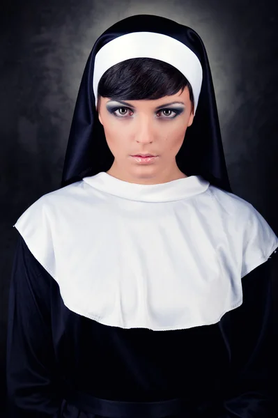 年轻有吸引力修女的肖像 — 图库照片