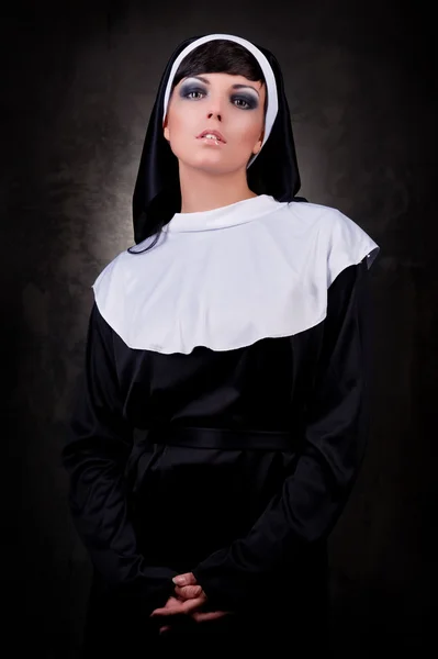 Portret van jonge aantrekkelijke nun — Stockfoto