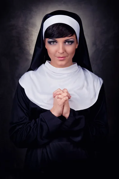 Junge attraktive Nonne drinnen — Stockfoto