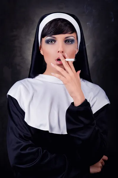 Fumer jeune nonne — Photo