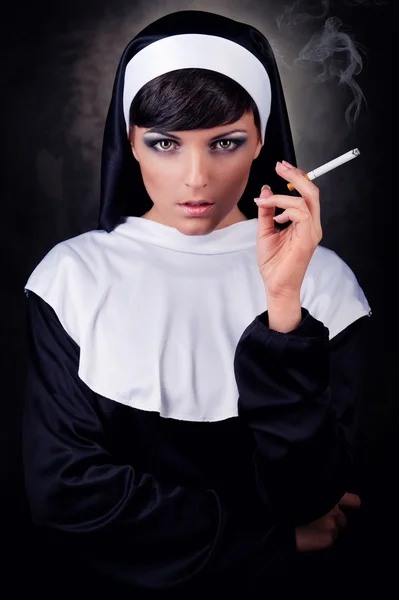 Młoda zakonnica palenia — Zdjęcie stockowe