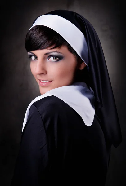 젊은 매력적인 수녀의 초상화 — 스톡 사진