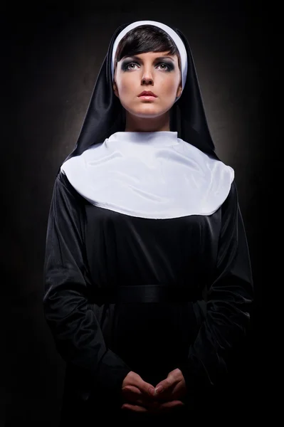 Attraktive junge Nonne — Stockfoto