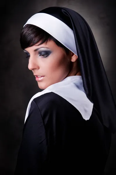 室内の修道女 — ストック写真