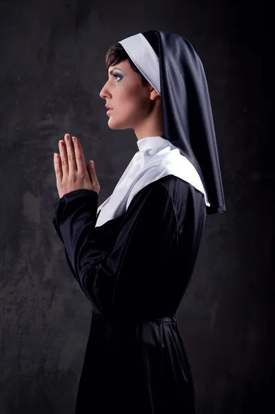 年轻有吸引力修女祈祷 — 图库照片