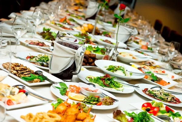 Tisch mit Essen und Trinken — Stockfoto