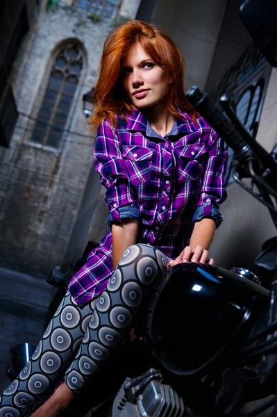 坐在一辆摩托车上的性感女孩 — 图库照片