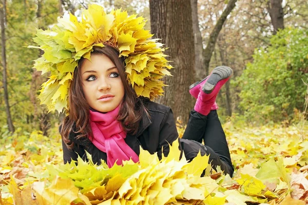 Chica se encuentra en las hojas — Foto de Stock