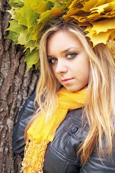 Blonde in de herfst garland — Stockfoto
