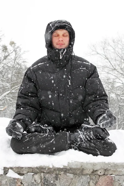 Человек медитирует зимой — стоковое фото