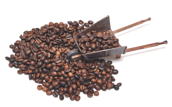 Миниатюрная модель тачки с кофейными зёрнами — стоковое фото