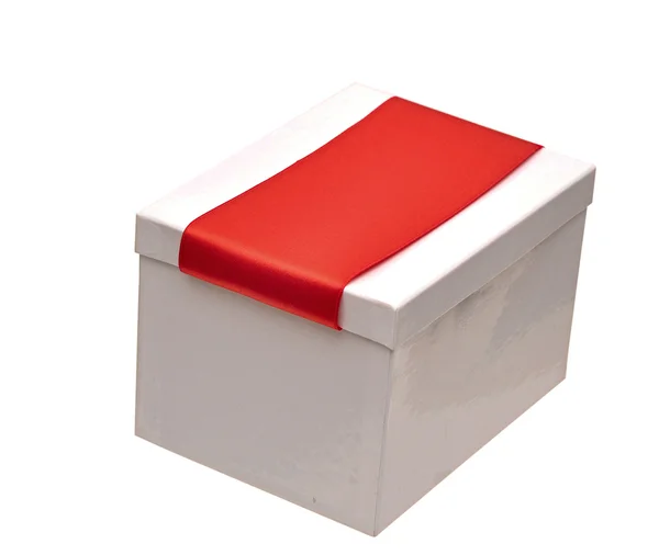 Um presente de fita vermelha envolvente em branco — Fotografia de Stock