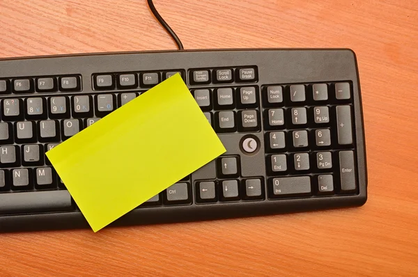 De lege briefpapier op zwart toetsenbord — Stockfoto