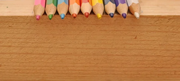 나무 배경 색깔 연필 — 스톡 사진