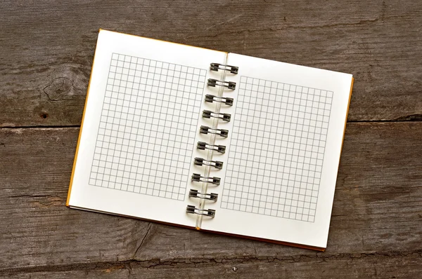 Witte lege nota papier op oude houten paneel — Stockfoto
