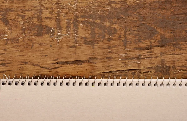 テーブルの上の紙の空白のシート — ストック写真