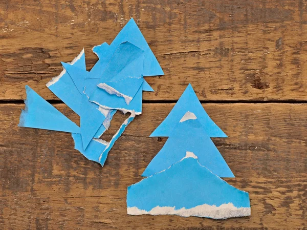 Рождественская елка из голубой рваной бумаги — стоковое фото