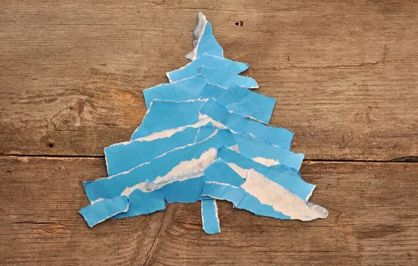 Χριστουγεννιάτικο δέντρο φτιαγμένο από μπλε σκισμένο χαρτί — Φωτογραφία Αρχείου