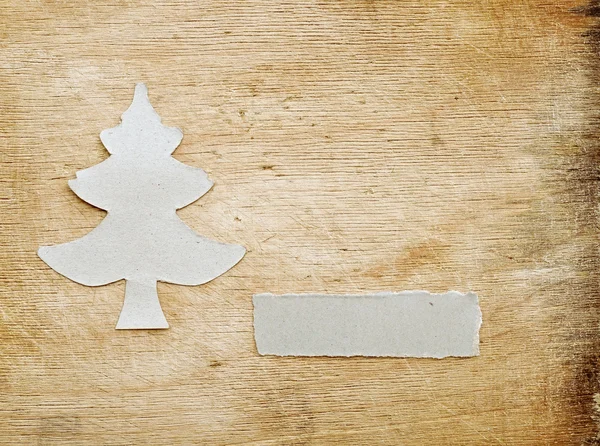 Kerstboom gemaakt van gescheurd papier op oude hout achtergrond — Stockfoto