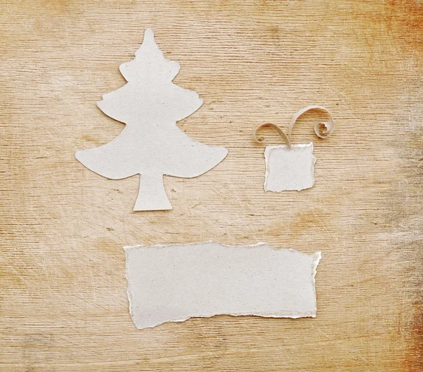 Weihnachtsbaum aus zerrissenem Papier auf altem Holzhintergrund — Stockfoto