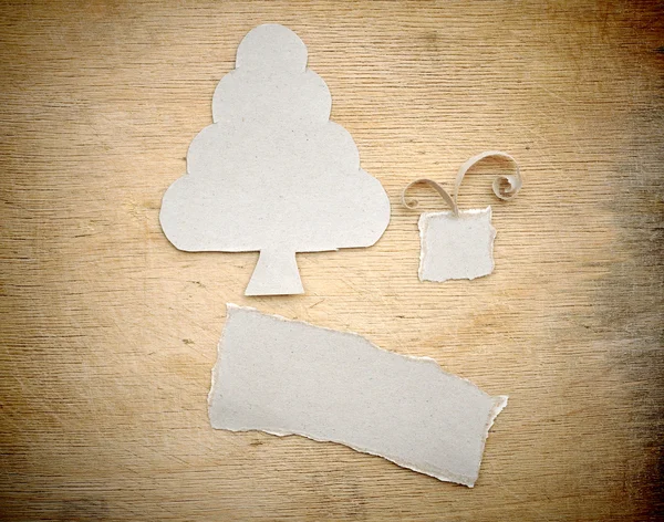 Julgran av sönderrivet papper på gamla trä bakgrund — Stockfoto