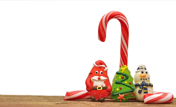 キャンディの杖と白の上のクリスマスのおもちゃ — ストック写真