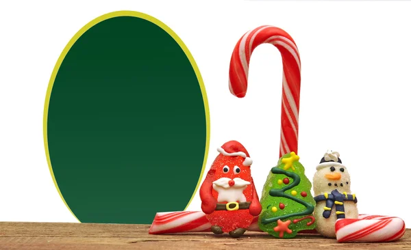 キャンディの杖と白の上のクリスマスのおもちゃ — ストック写真