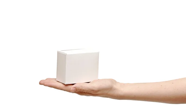 Белая коробка подарка на руку женщине — стоковое фото