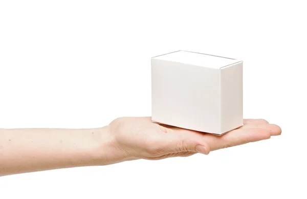 Kadının elindeki beyaz hediye kutusu — Stok fotoğraf