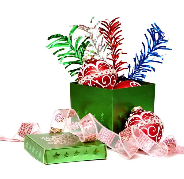 Weihnachtskomposition mit Geschenkbox und Dekorationen — Stockfoto