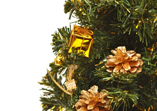 Árbol de Navidad con regalo y cono sobre fondo blanco — Foto de Stock