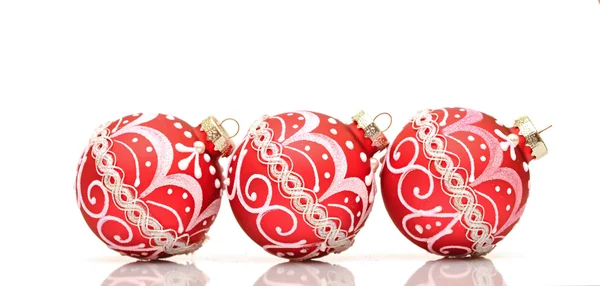 Hermosa bola de decoración de Navidad roja — Foto de Stock