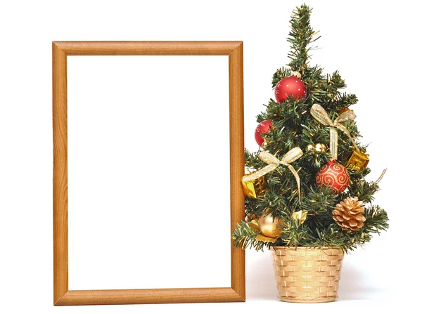 Dřevěný rám a vánoční stromek s dekoracemi — Stock fotografie