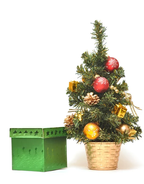 Dárkové krabice a vánoční stromek s dekoracemi — Stock fotografie