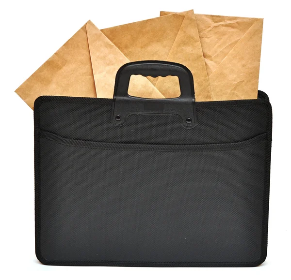 Чорний діловий портфель з конвертами — стокове фото