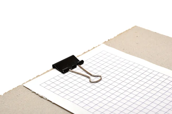 Clip negro que sostiene hojas de papel — Foto de Stock
