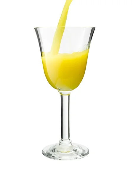 Menuang jus jeruk dalam gelas — Stok Foto