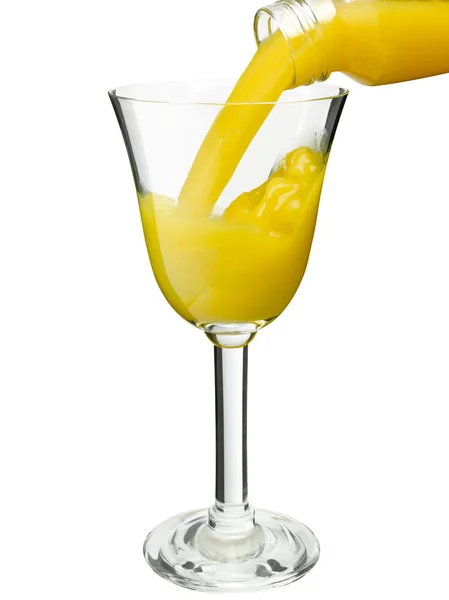 Ρίχνει το χυμό πορτοκαλιού σε ένα ποτήρι — Φωτογραφία Αρχείου