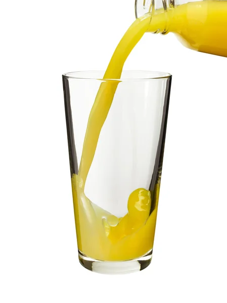 Налить апельсиновый сок в стакан — стоковое фото