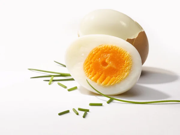 Dos huevos marrones uno abierto — Foto de Stock