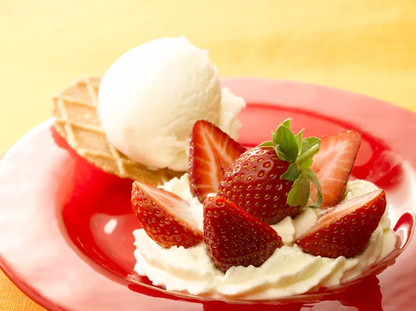 Red dish with ice cream and strawberry — Stock Photo, Image