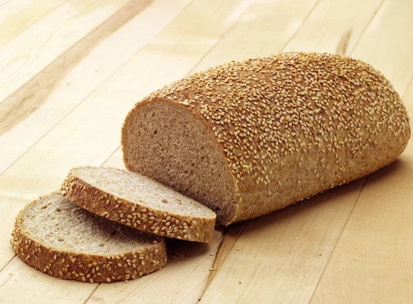 Luxery chleba na dřevěné pozadí — Stock fotografie