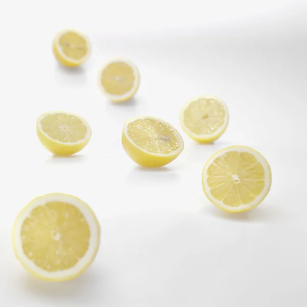 Sarı limon kesilmiş — Stok fotoğraf