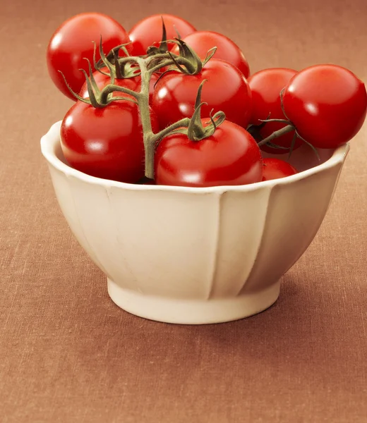 Cuenco con tomates — Foto de Stock
