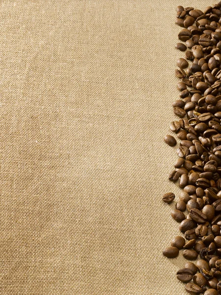 Kaffebönor på säckväv Royaltyfria Stockfoton