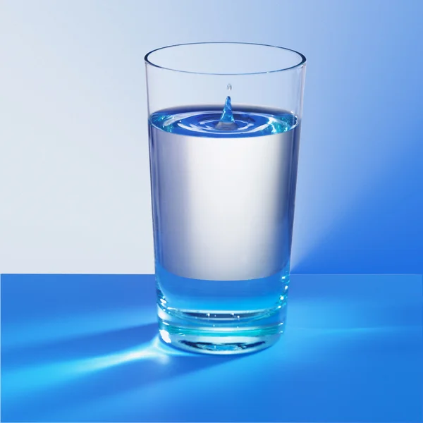 Κρύο ποτήρι νερό μπλε — Φωτογραφία Αρχείου