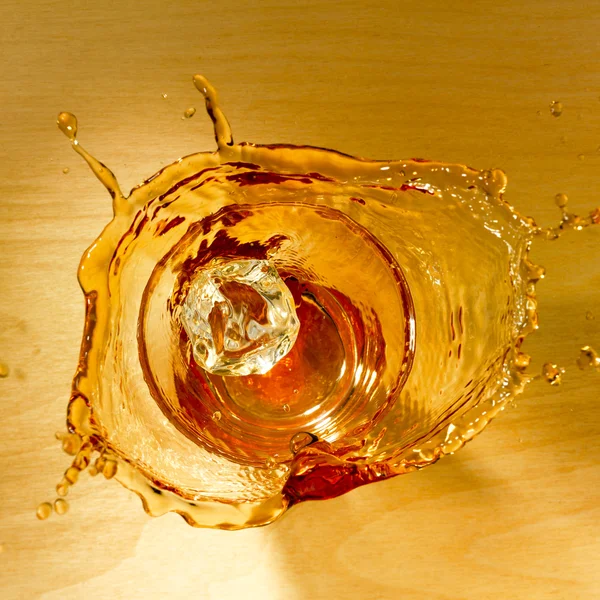 Всплеск виски — стоковое фото