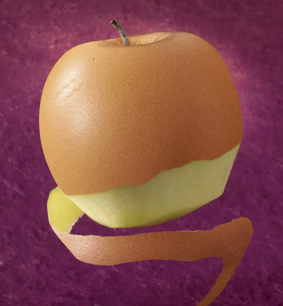 苹果在皮肤的蛋 — 图库照片